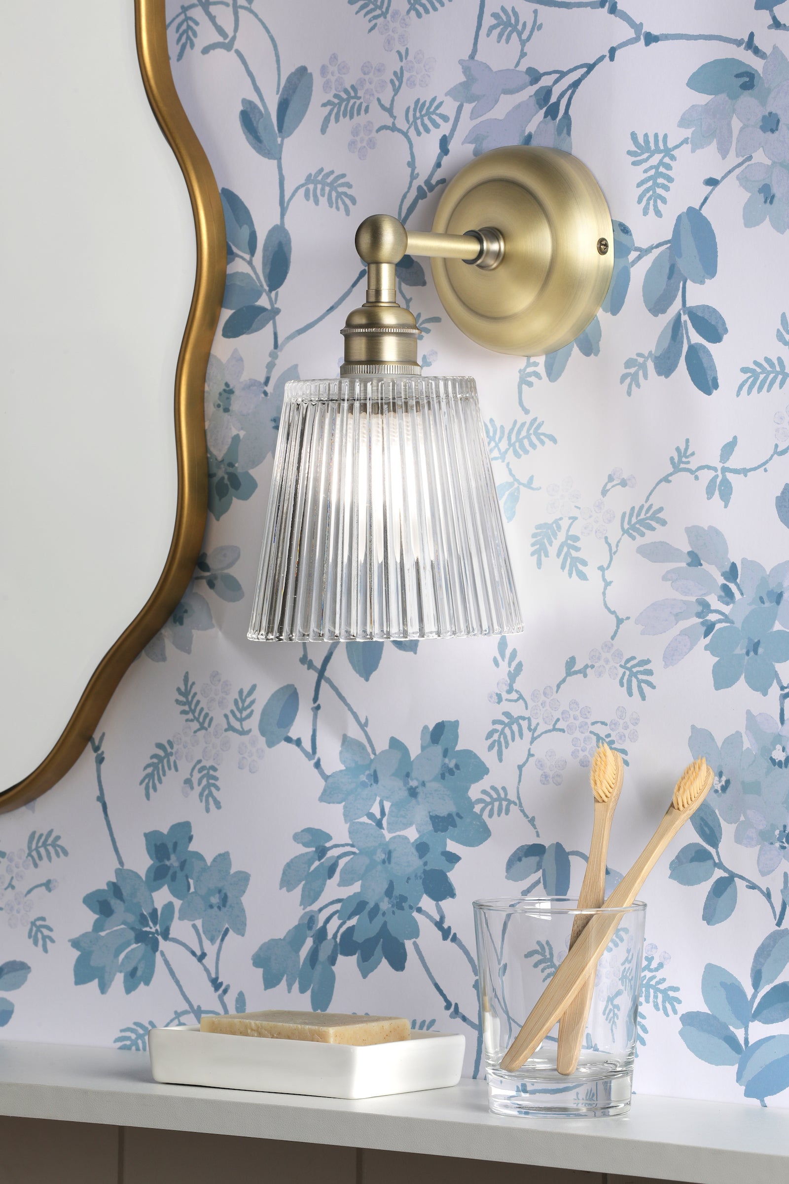Applique da Bagno Laura Ashley Callaghan in Ottone Anticato Opaco e Vetro Rigato IP44