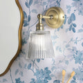 Applique da Bagno Laura Ashley Callaghan in Ottone Anticato Opaco e Vetro Rigato IP44
