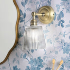 Applique da Bagno Laura Ashley Callaghan in Ottone Anticato Opaco e Vetro Rigato IP44