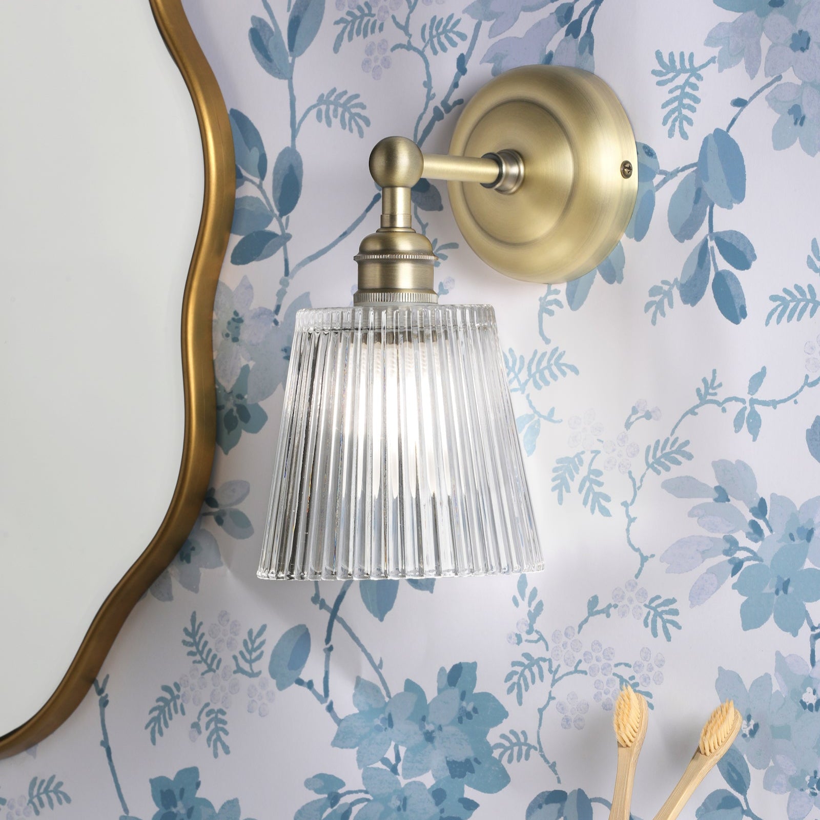 Applique da Bagno Laura Ashley Callaghan in Ottone Anticato Opaco e Vetro Rigato IP44