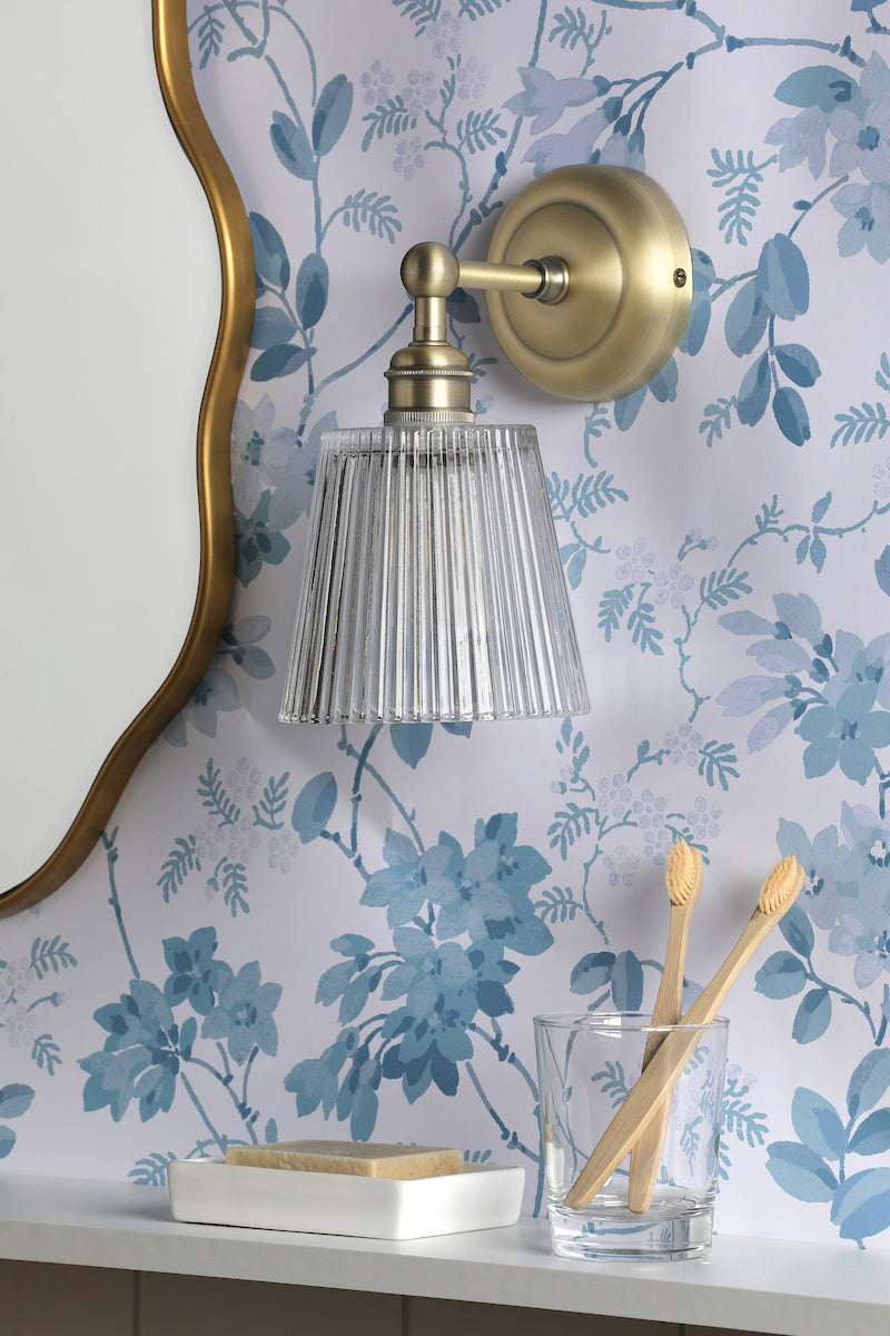 Applique da Bagno Laura Ashley Callaghan in Ottone Anticato Opaco e Vetro Rigato IP44