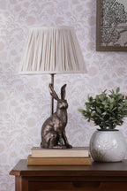 Lampada da Tavolo Laura Ashley Hare Bronzo Antico con Paralume