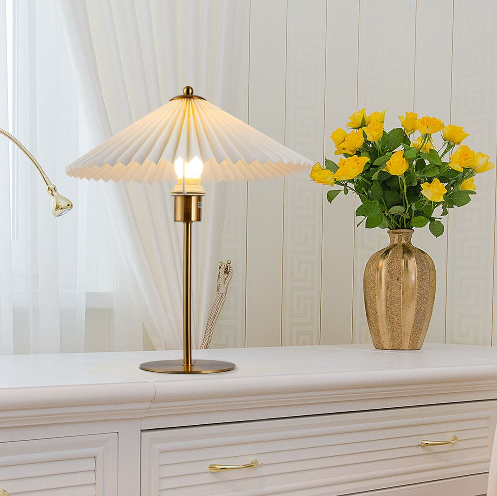 Lampada da Tavolo LERPA – Tessuto Plissettato – Ottone – Moderna – Illuminazione Elegante