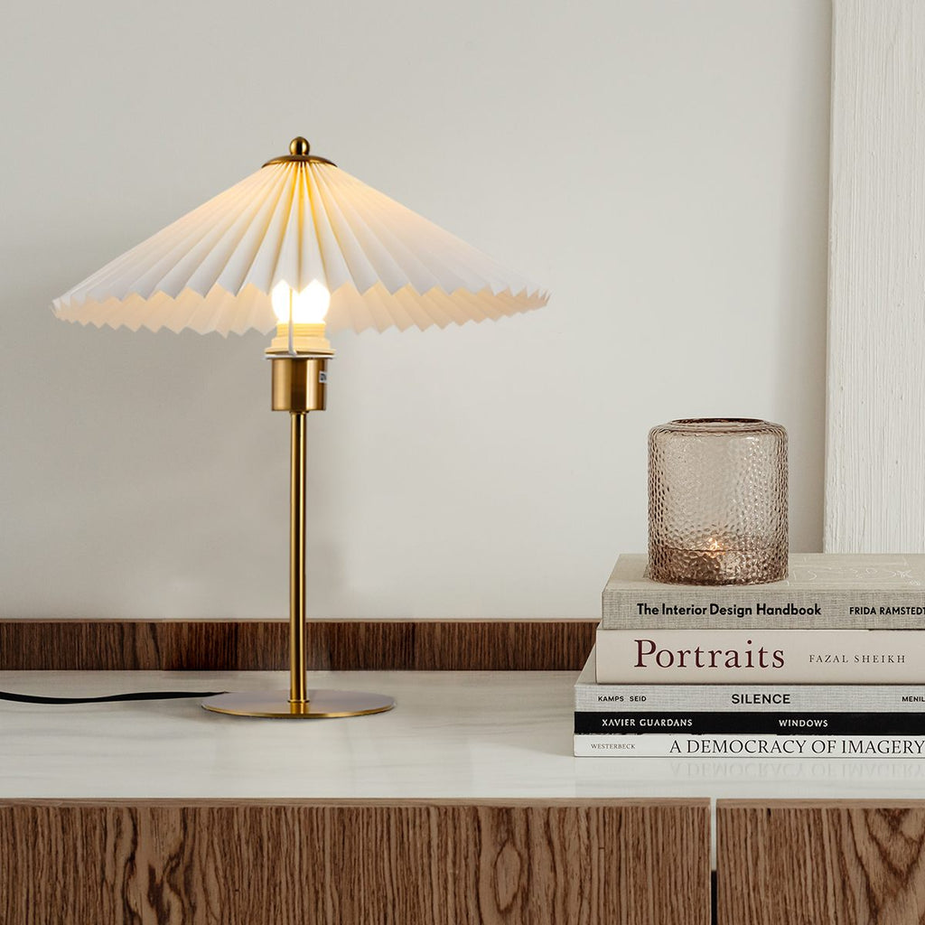 Lampada da Tavolo LERPA – Tessuto Plissettato – Ottone – Moderna – Illuminazione Elegante