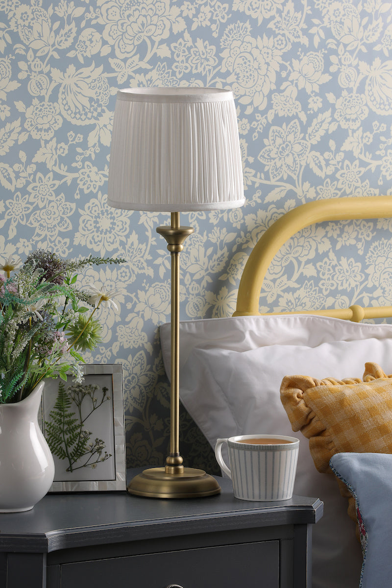 Lampada da tavolo Laura Ashley Hemsley in ottone antico e paralume avorio