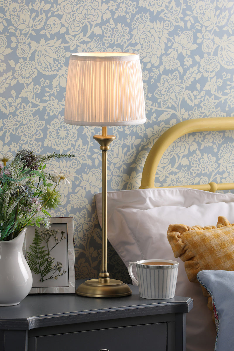 Lampada da tavolo Laura Ashley Hemsley in ottone antico e paralume avorio