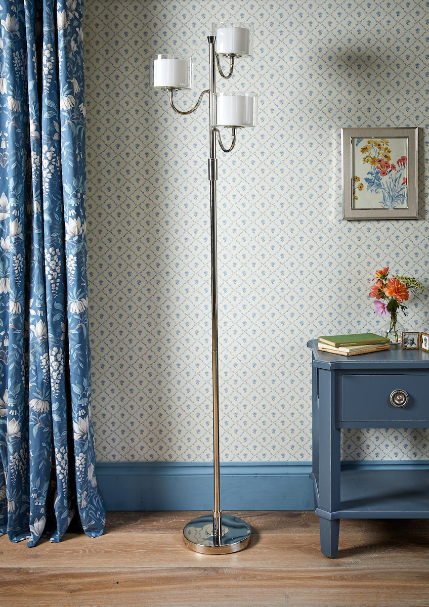 Lampada da Terra Laura Ashley Southwell a 3 Luci in Nichel Lucido e Vetro Opale
