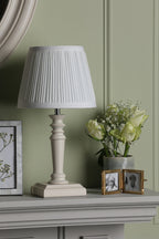 Lampade da tavolo Laura Ashley Tate in confezione doppia in legno invecchiato con paralume