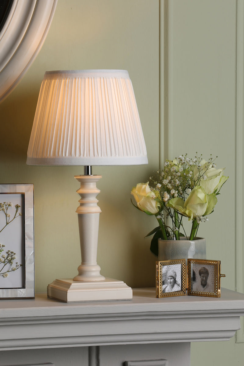 Lampade da tavolo Laura Ashley Tate in confezione doppia in legno invecchiato con paralume
