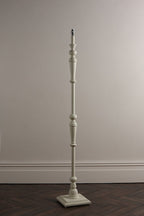 Lampada da Terra in Legno Laura Ashley Tate con Base Bianco Invecchiato
