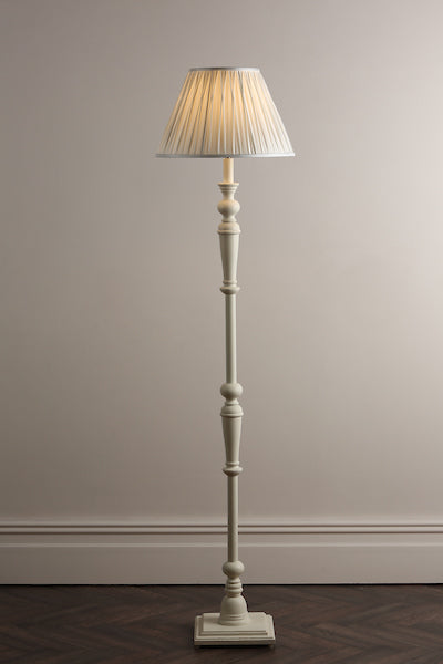 Lampada da Terra in Legno Laura Ashley Tate con Base Bianco Invecchiato