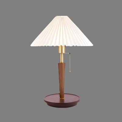 Lampada da tavolo Lea – Legno di noce e ottone – Luce calda – Design elegante – Ideale come lampada da comodino o da scrivania