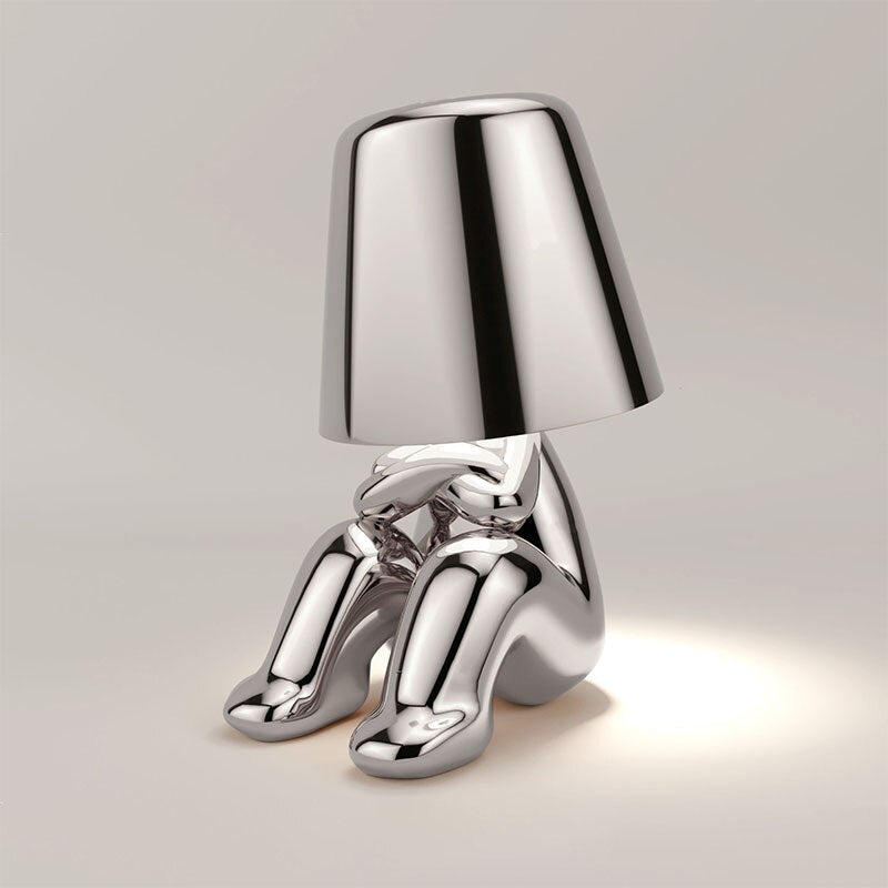Lampada da tavolo metallica con forma artistica riflettente