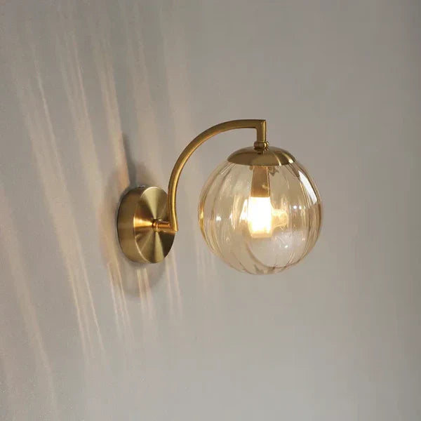 IllumeSphere - Lampada da parete moderna in vetro per un'atmosfera luminosa