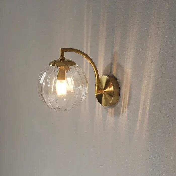 IllumeSphere - Lampada da parete moderna in vetro per un'atmosfera luminosa