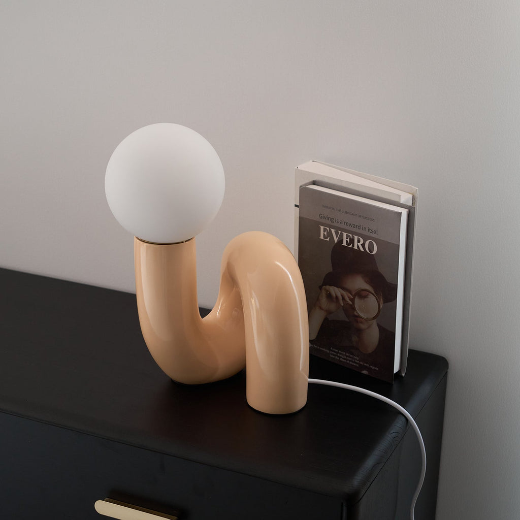 Lampada da Tavolo Giocosa a Forma di N