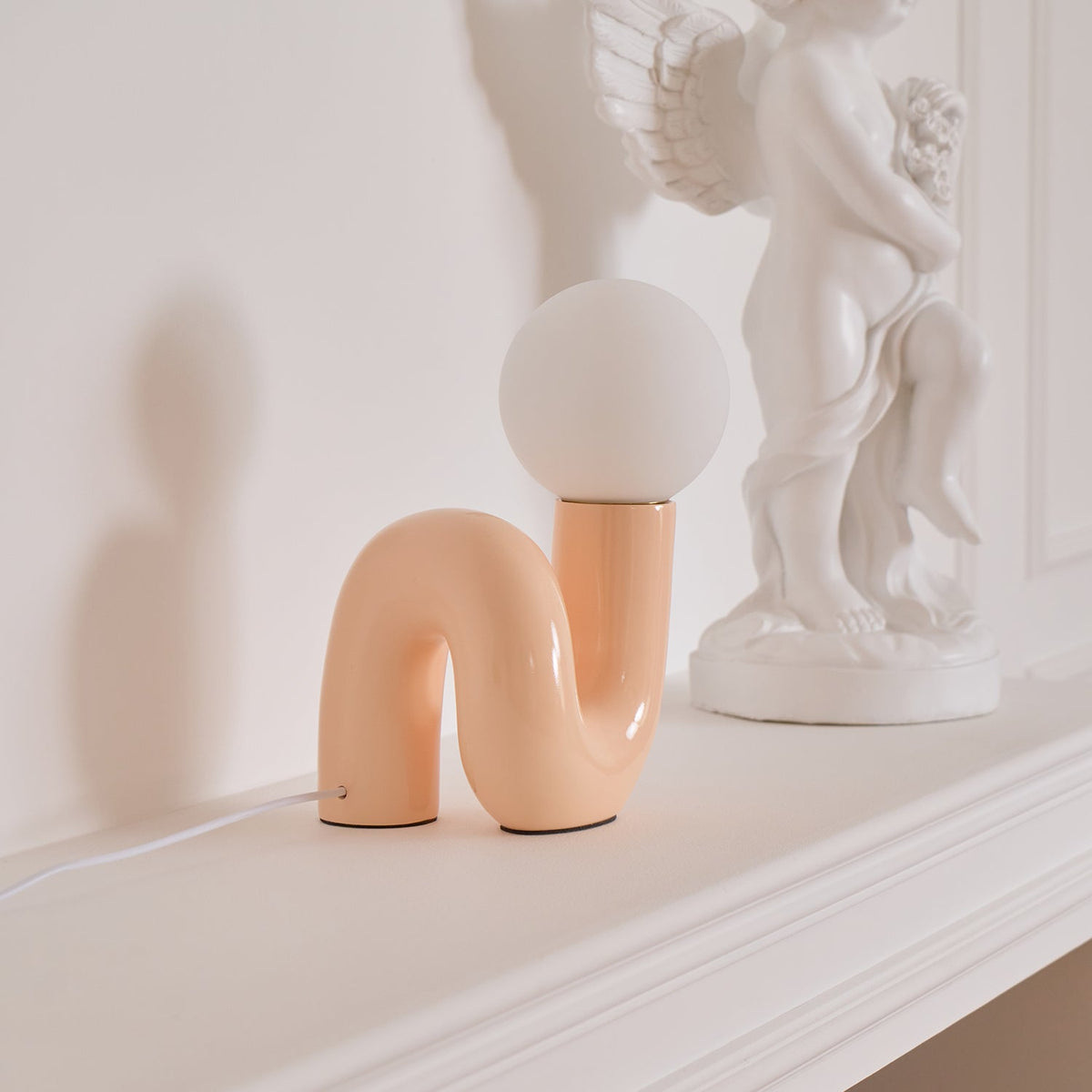Lampada da Tavolo Giocosa a Forma di N
