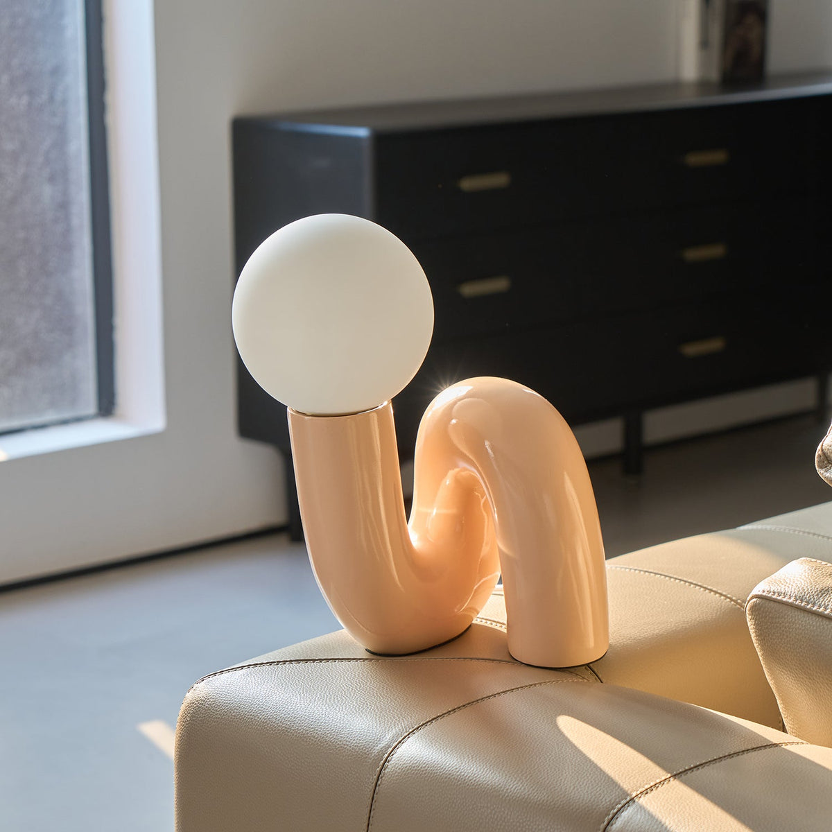 Lampada da Tavolo Giocosa a Forma di N
