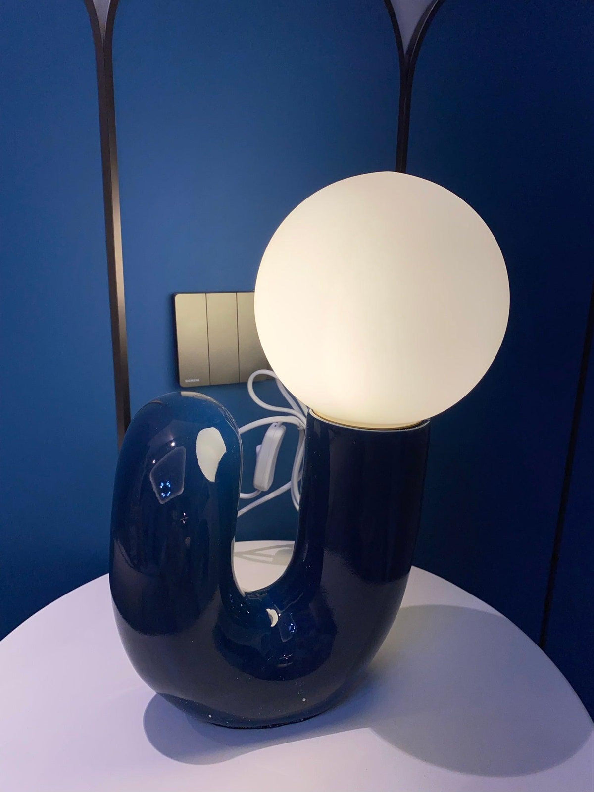 Lampada da Tavolo Giocosa a Forma di N