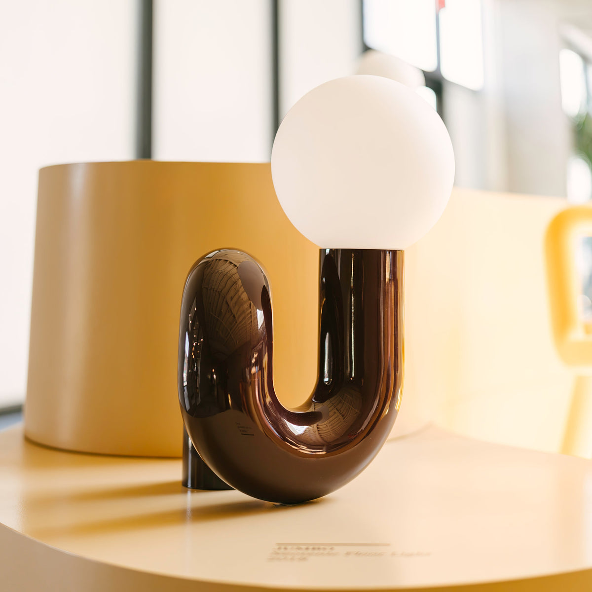 Lampada da Tavolo Giocosa a Forma di N