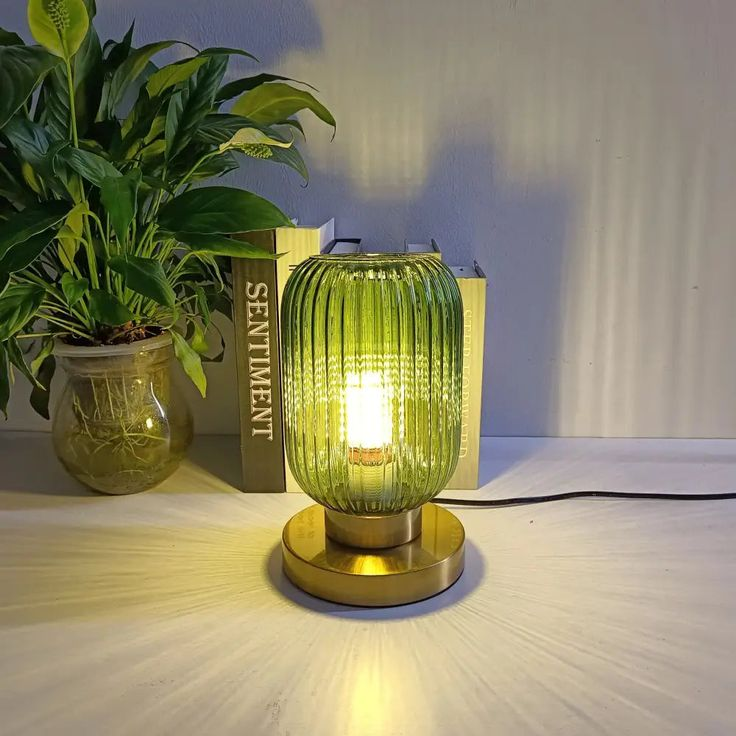 Lampada da tavolo Nisson – Ferro e vetro colorato – Bianco/Grigio/Ambra/Verde – Ø13/Ø20 cm – Design elegante per ambienti raffinati