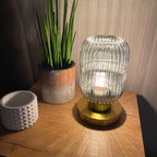 Lampada da tavolo Nisson – Ferro e vetro colorato – Bianco/Grigio/Ambra/Verde – Ø13/Ø20 cm – Design elegante per ambienti raffinati
