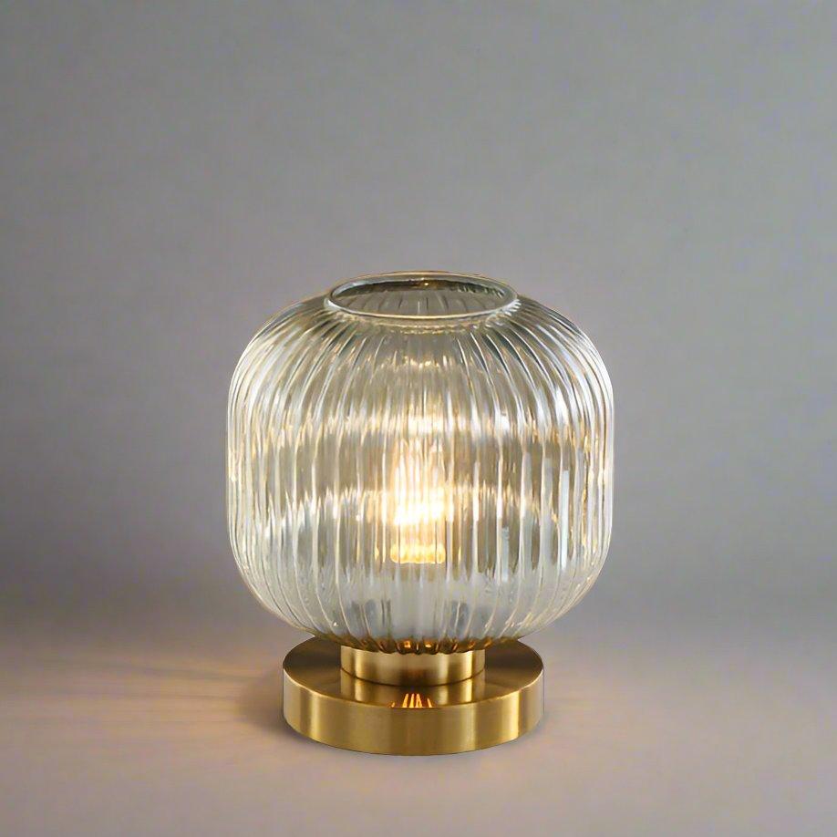 Lampada da tavolo Nisson – Ferro e vetro colorato – Bianco/Grigio/Ambra/Verde – Ø13/Ø20 cm – Design elegante per ambienti raffinati