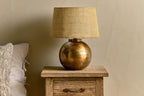 Lampada da tavolo in ottone antico Nkuku Rasan