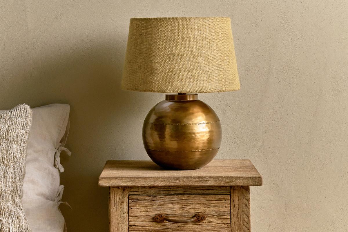 Lampada da tavolo in ottone antico Nkuku Rasan