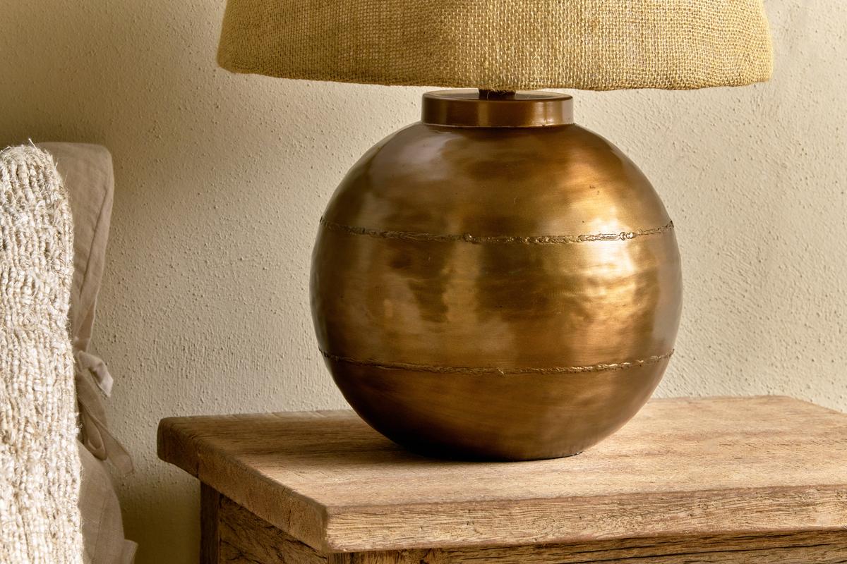 Lampada da tavolo in ottone antico Nkuku Rasan