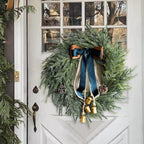 Ghirlanda di Natale con Fiocco Decorativo e Campanelli – Decorazione Festiva per la Porta