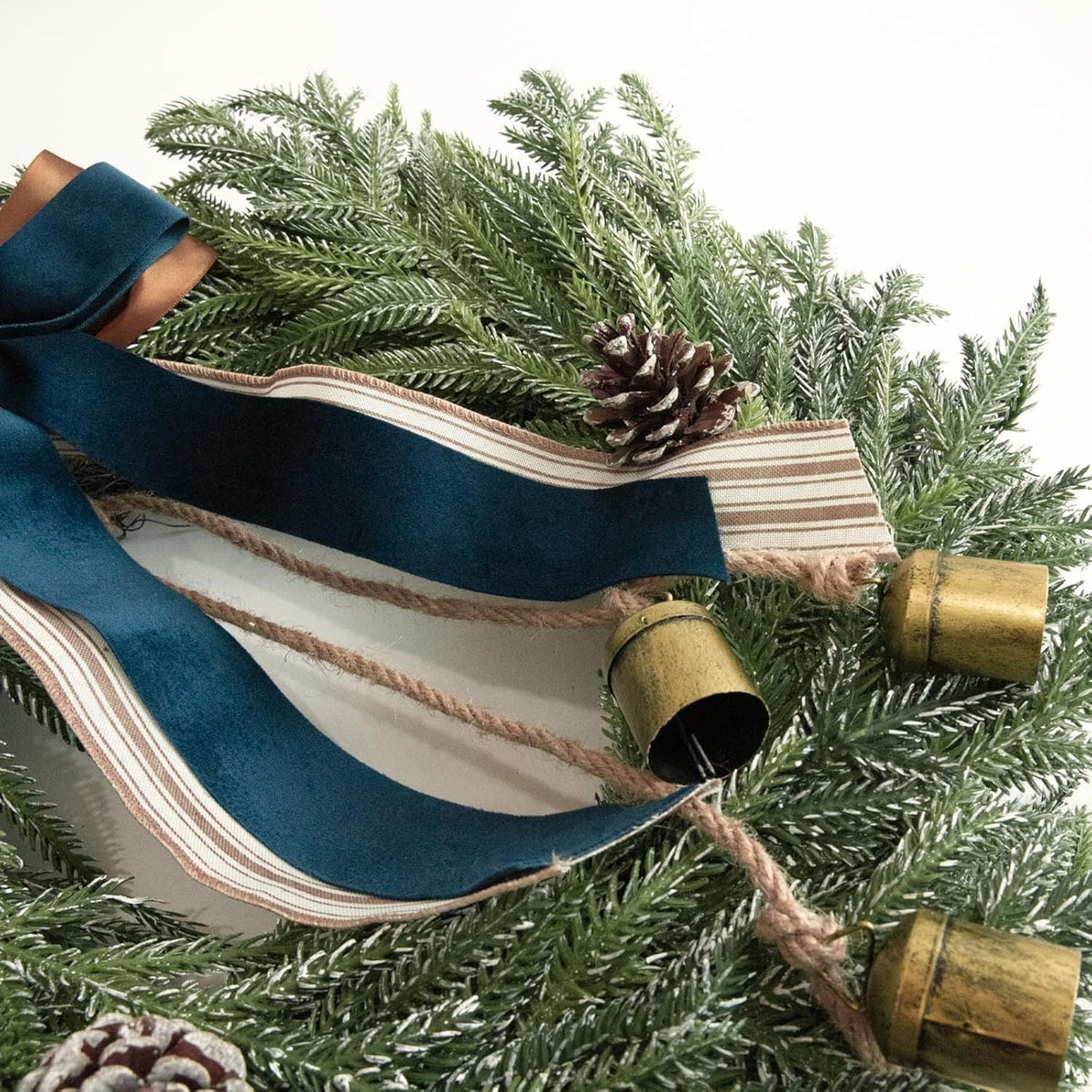 Ghirlanda di Natale con Fiocco Decorativo e Campanelli – Decorazione Festiva per la Porta