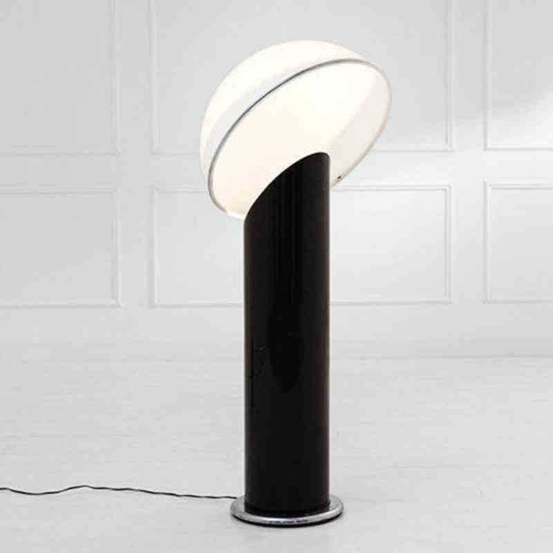 Lampada da Terra Moderna a Mezza Luna