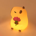 CapyGlow - Dolce lampada da notte LED con morbida luce calda e affascinante design di Capybara