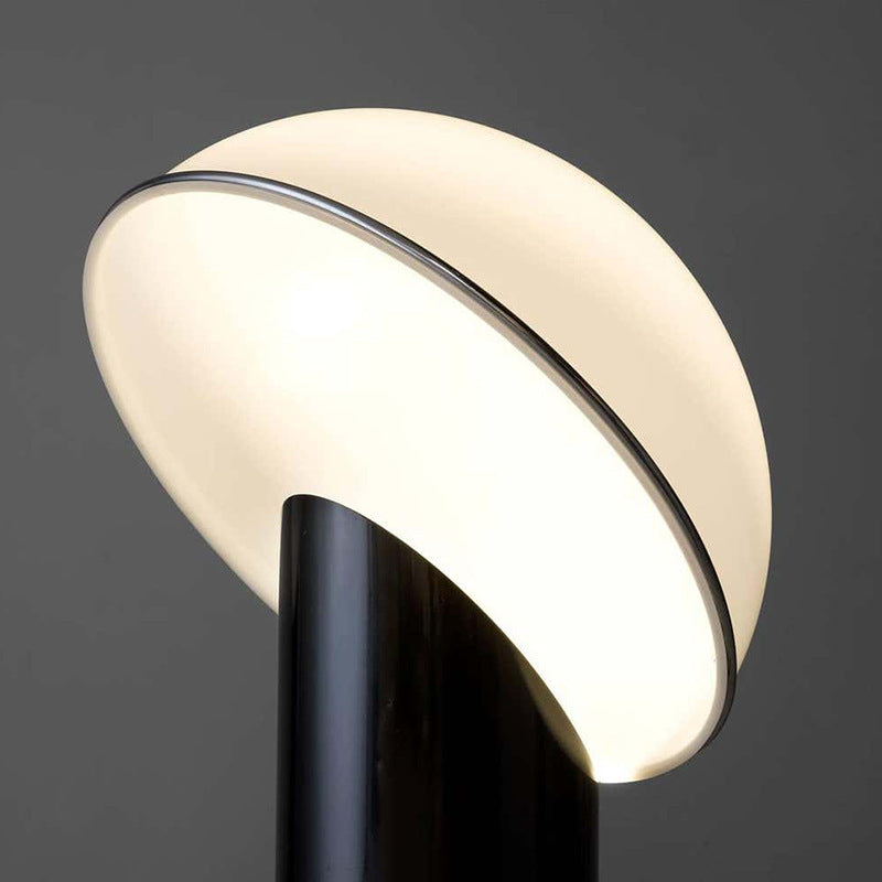Lampada da Terra Moderna a Mezza Luna