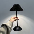 Lampada da Tavolo Conica Plissettata Ricaricabile in Ferro Scandinava Contemporanea da 1 Luce per Comodino