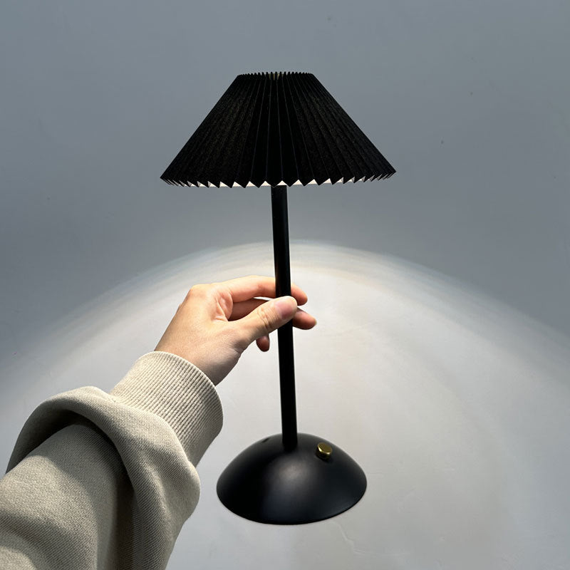 Lampada da Tavolo Conica Plissettata Ricaricabile in Ferro Scandinava Contemporanea da 1 Luce per Comodino