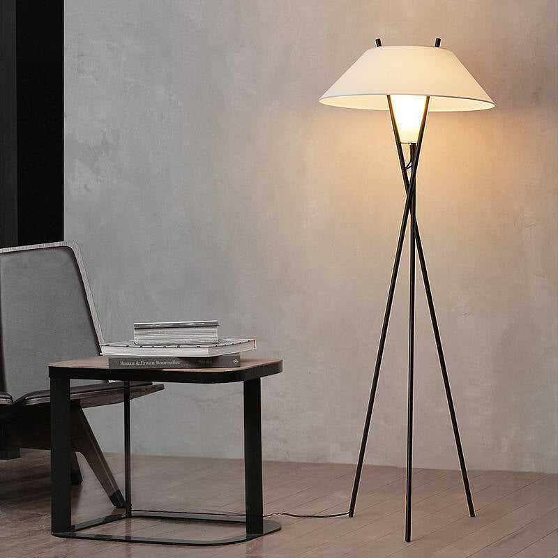 Lampada da Terra Minimalista a Treppiedi – Lampada di Design Moderna per Soggiorno
