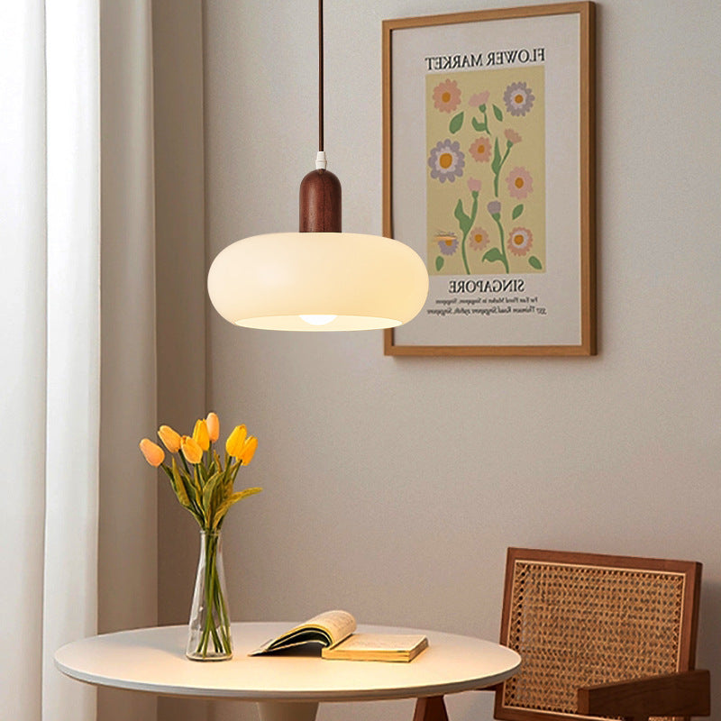 Lampada a sospensione cremosa in stile scandinavo con accento in legno