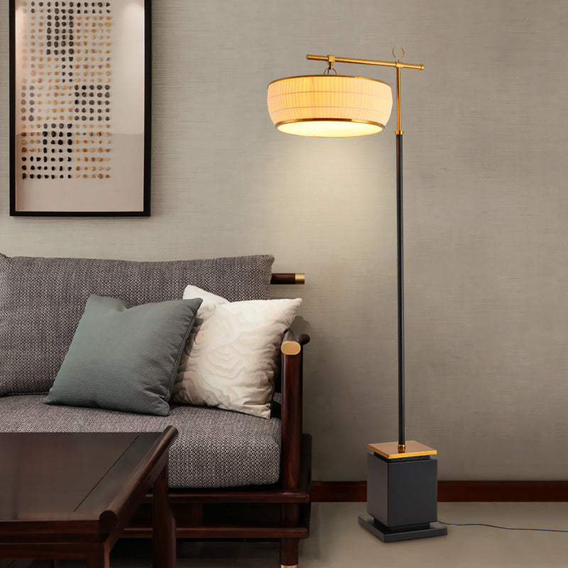 Elegante Lampada da Terra con Base Geometrica – Lampada di Design Regolabile