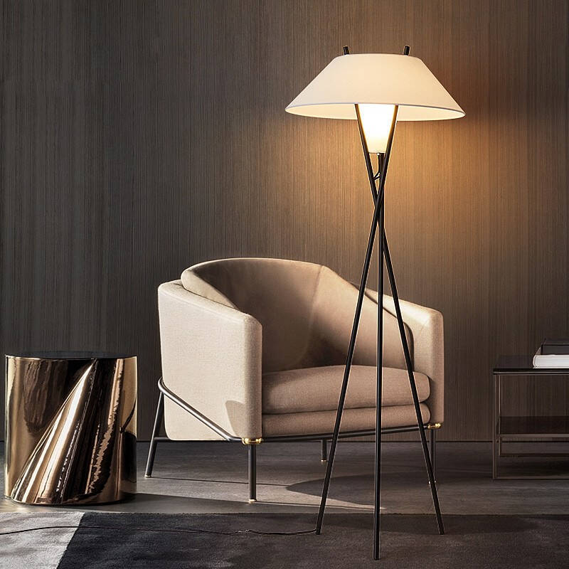 Lampada da Terra Minimalista a Treppiedi – Lampada di Design Moderna per Soggiorno