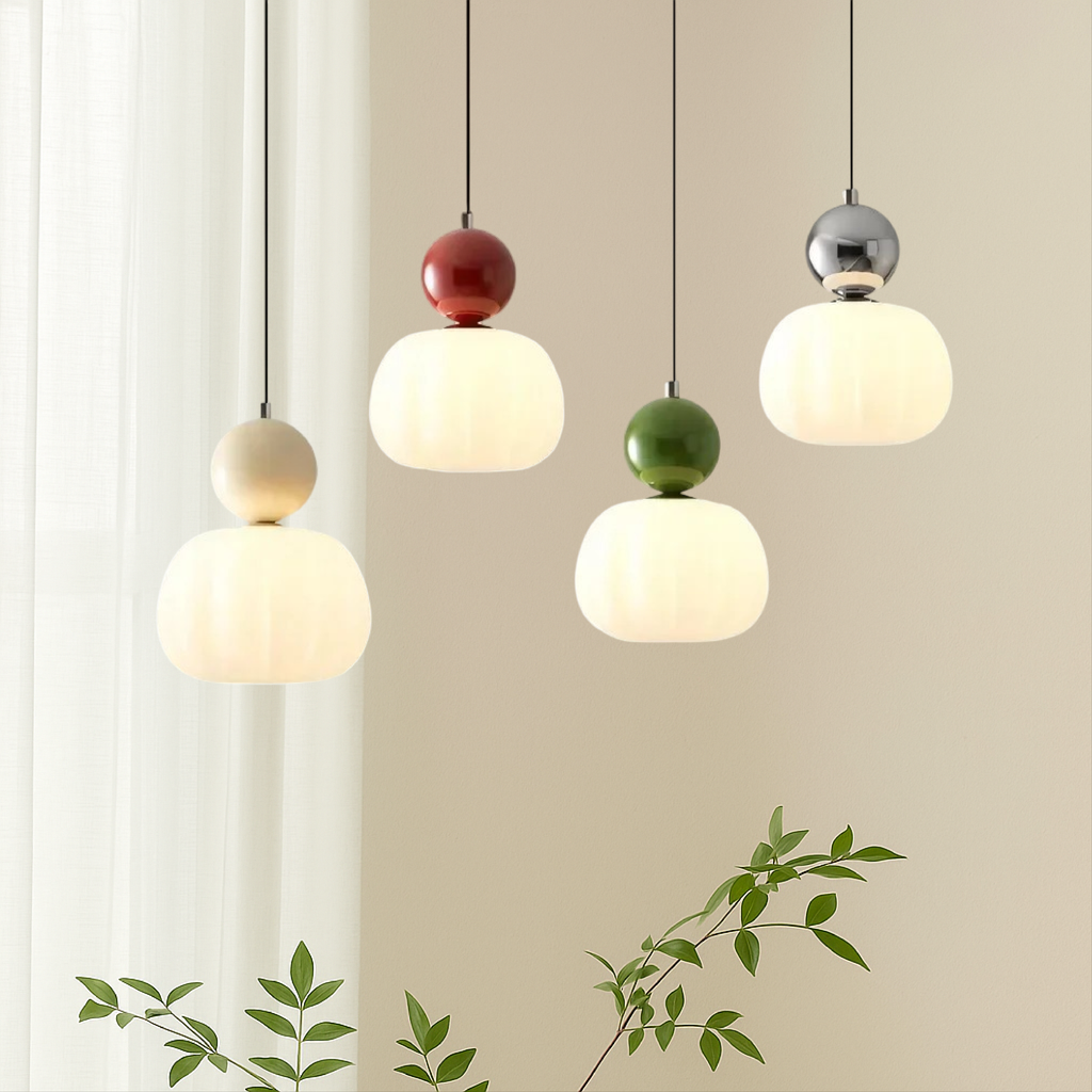 Lampada a sospensione in vetro opale con cappuccio sferico colorato