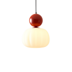 Lampada a sospensione in vetro opale con cappuccio sferico colorato