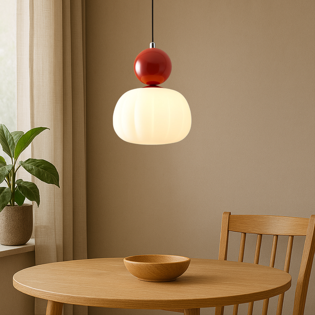 Lampada a sospensione in vetro opale con cappuccio sferico colorato