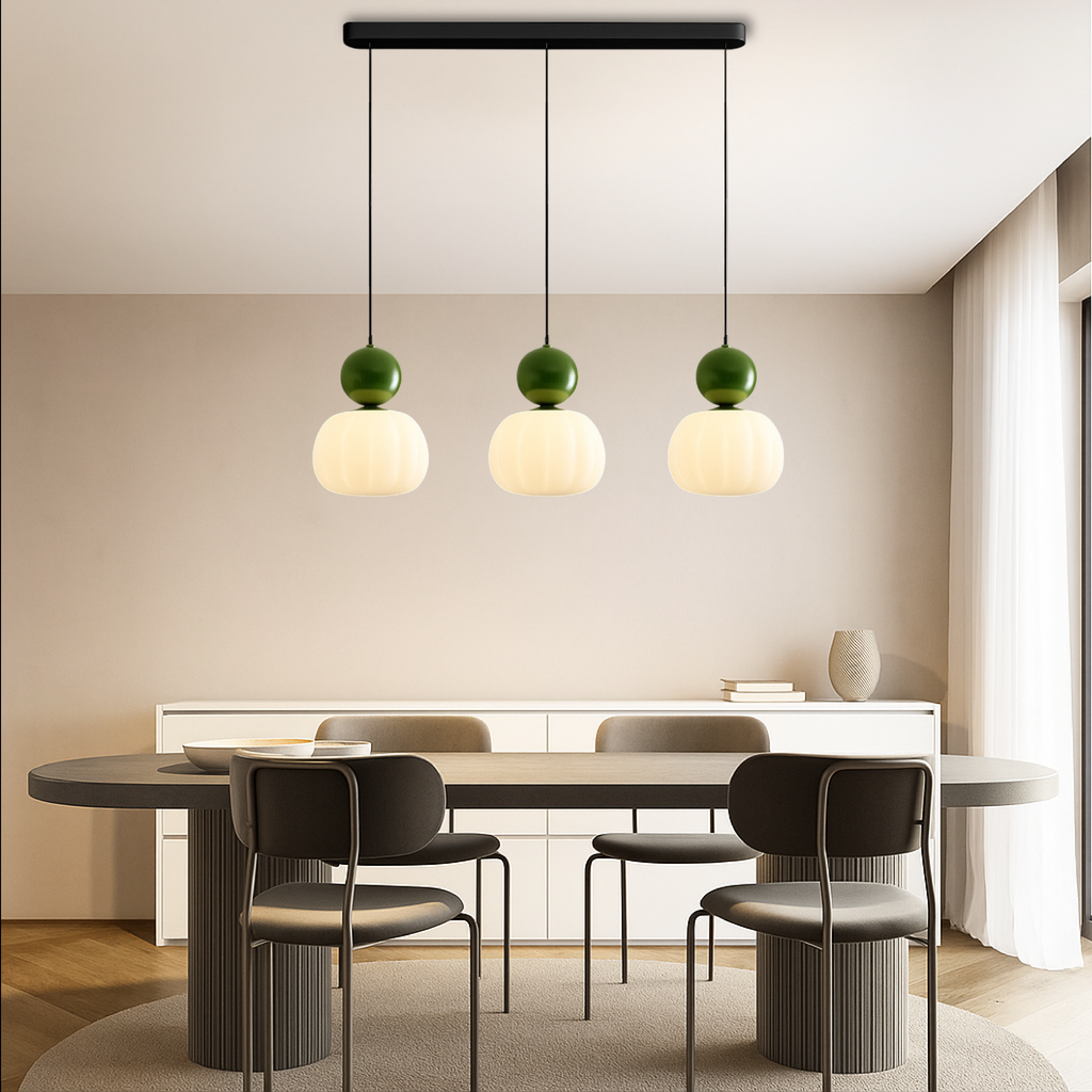 Lampada a sospensione in vetro opale con cappuccio sferico colorato