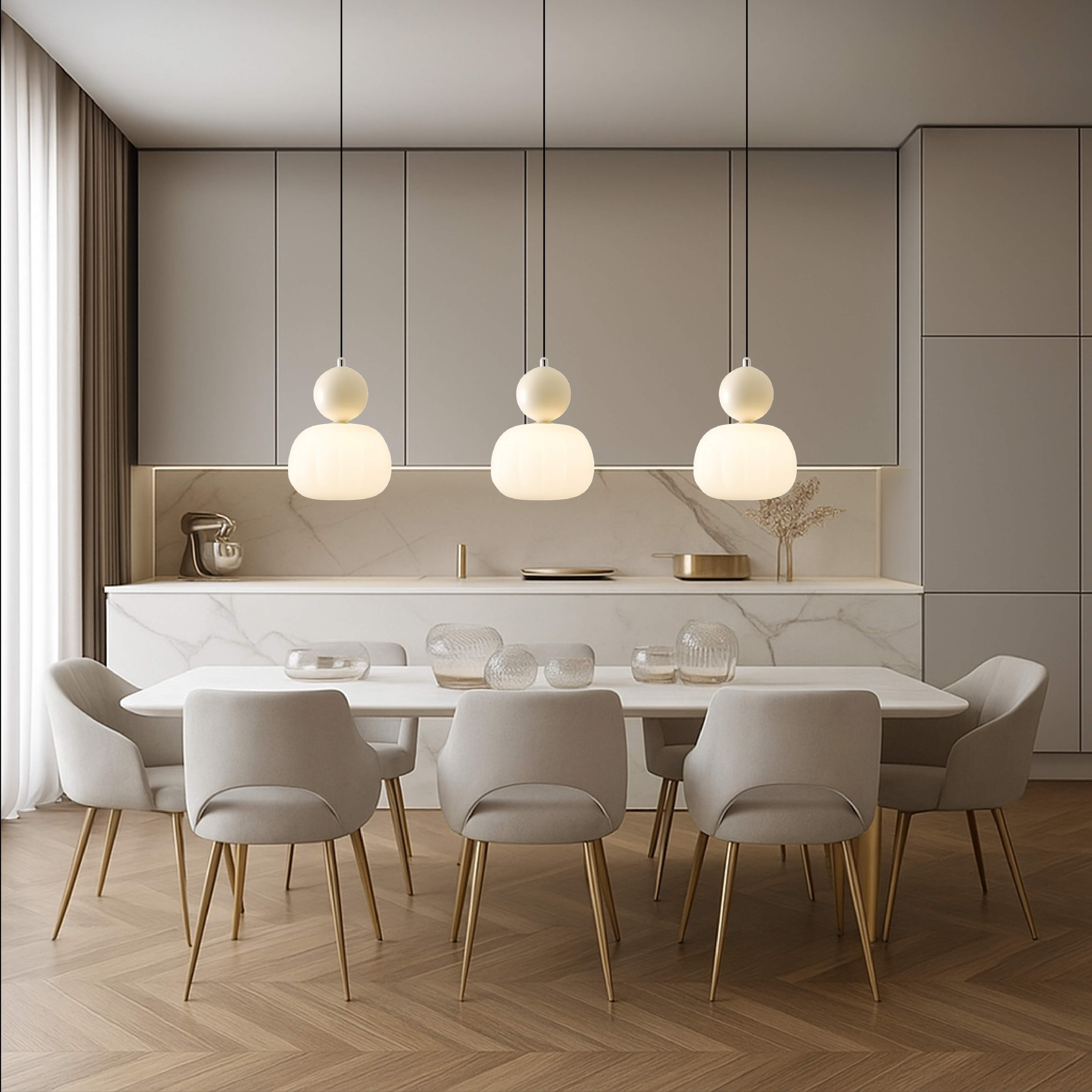 Lampada a sospensione in vetro opale con cappuccio sferico colorato