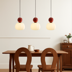 Lampada a sospensione in vetro opale con cappuccio sferico colorato