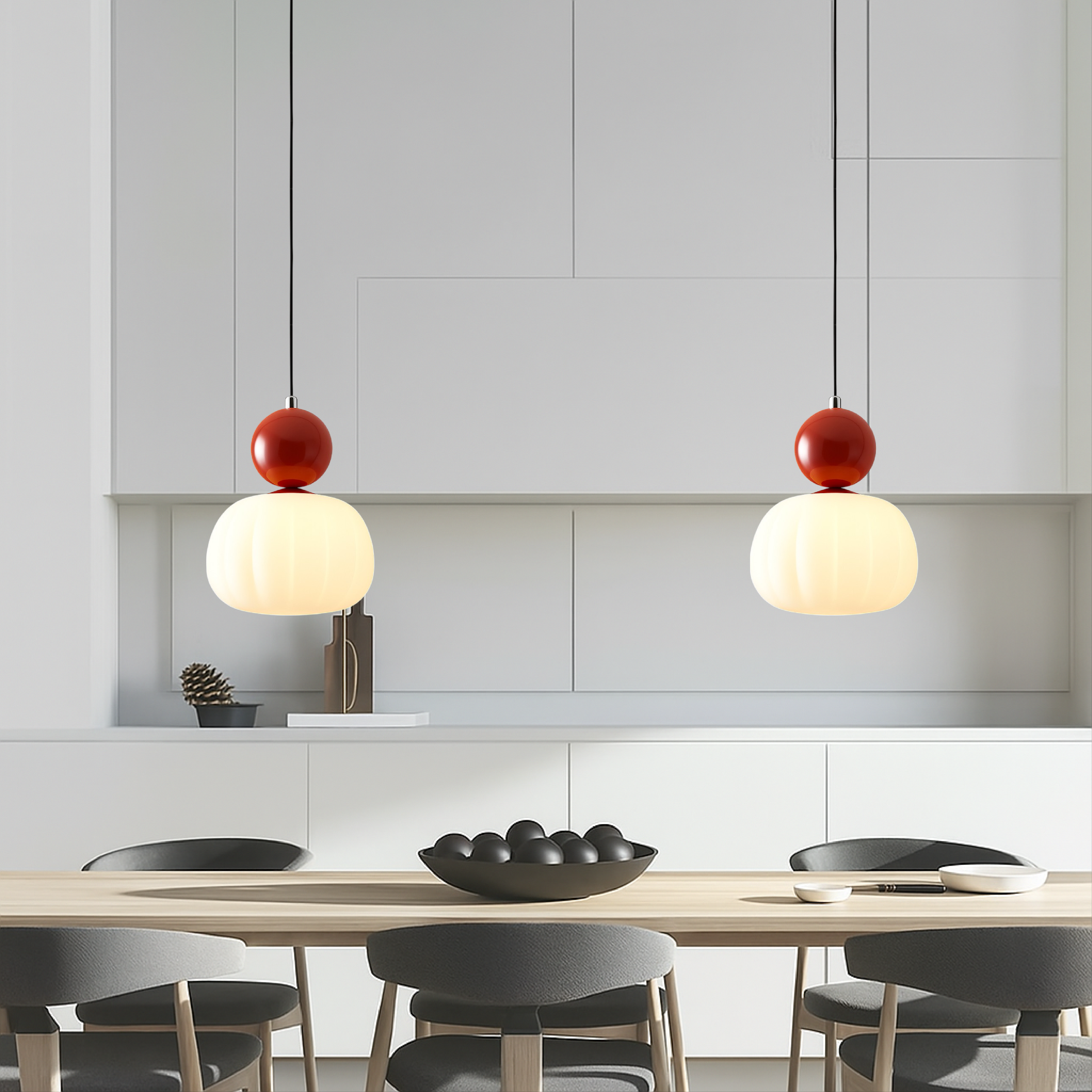 Lampada a sospensione in vetro opale con cappuccio sferico colorato