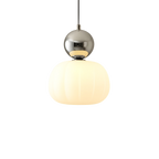 Lampada a sospensione in vetro opale con cappuccio sferico colorato