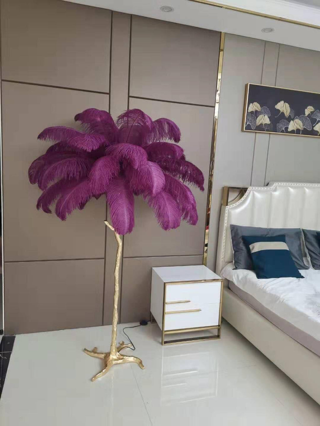 Lampada da terra in ottone con piume di struzzo